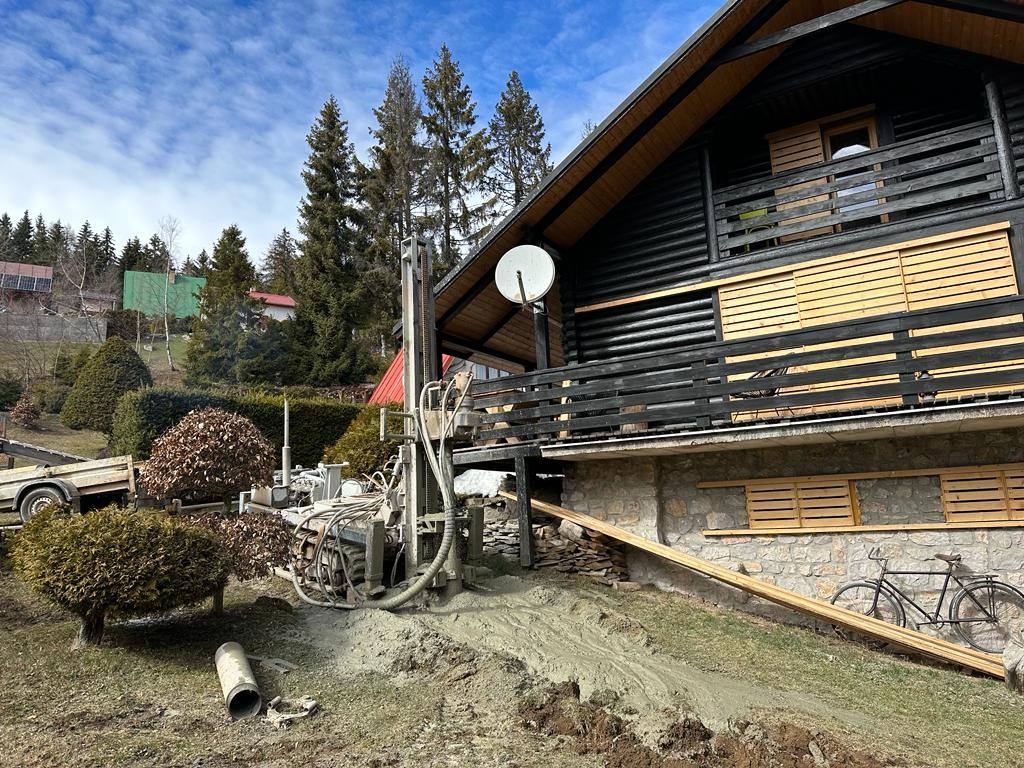 Vŕtanie studne pri drevenej chate